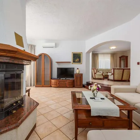 Villa Eufemia Near With Large Garden And Outdoor Playground For Kids Poreč