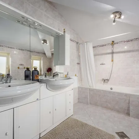 Eufemia Near With Large Garden And Outdoor Playground For Kids * Πόρετς