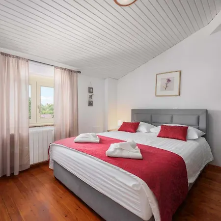 Eufemia Near With Large Garden And Outdoor Playground For Kids * Πόρετς