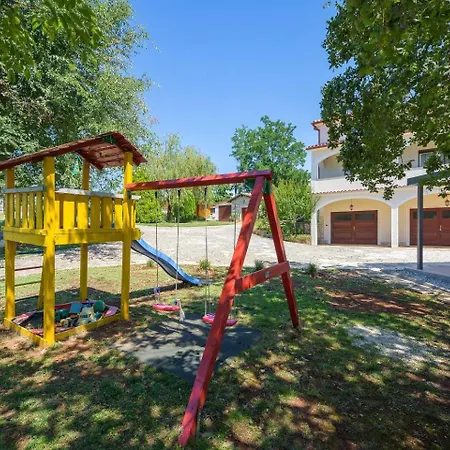 Eufemia Near With Large Garden And Outdoor Playground For Kids Βίλα Πόρετς