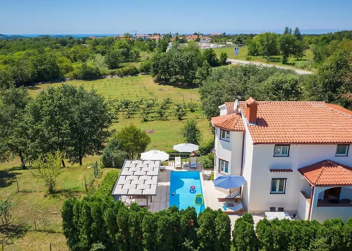 Eufemia Near With Large Garden And Outdoor Playground For Kids ヴィラ ポレッチ